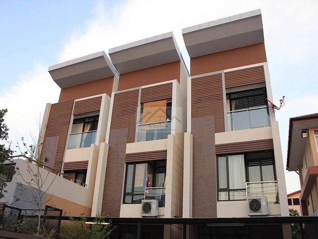 ให้เช่าโฮมออฟฟิศ 3 ชั้น สไตล์โมเดิร์น 270 ตรม. ซอยอารีย์สัมพันธ์7 ใกล้ BTSอารีย์ ใกล้ทางด่วน ** จดทะเบียนบริษัทได้*** ราคาเช่า 75,000 บาท/เดือนติดต่อ:: ชยา โทร/ID Line:: 0942823961   Link Line:: https://line.me/ti/p/3xFA1An8Kcรหัส # FF1660ทาวน์โฮม 3 ชั้น ซอยอารีย์สัมพันธ์ ใกล้ BTS อารีย์ เนื้อที่ 50 ตารางวา พื้นที่ใช้สอย 270 ตารางเมตร 3 ห้องนอน 4 ห้องน้ำ 1 ห้องแม่บ้าน ครัวไทย ครัวฝรั่ง จอดรถได้ 3-4 คัน - พร้อมระบบความปลอดภัยทั้งกล้อง�