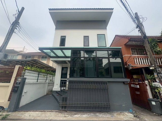 ให้เช่าบ้านเดี่ยว 2 ชั้น 4 ห้องนอน ซอยโชคชัย 4 ซอย 39 (เจ้าแม่กวนอิม) ใกล้ MRT โชคชัย 4 *** ราคาเช่า 25,000 บาท/เดือนติดต่อ::  ชยา โทร/ID Line:: 0942823961   Link Line:: https://line.me/ti/p/3xFA1An8Kcรหัส# T26-105บ้านเดี่ยว 2 ชั้น ซอยโชคชัย 4 ซอย 39 (เจ้าแม่กวนอิม) เนื้อที่ 44 ตรว. พื้นที่ใช้สอย 250 ตรม. 4 ห้องนอน 3 ห้องน้ำ 2 ห้องนั่งเล่น 1 ครัวพื้นที่ว่างหลังบ้าน จอดรถหน้าบ้าน 1 คัน ใกล้เคียง::ใกล้ MRT โชคชัย 4  รพ.เปาโลโชคชัย 4*** ราคาเช่า 25,000 บาท/เ�