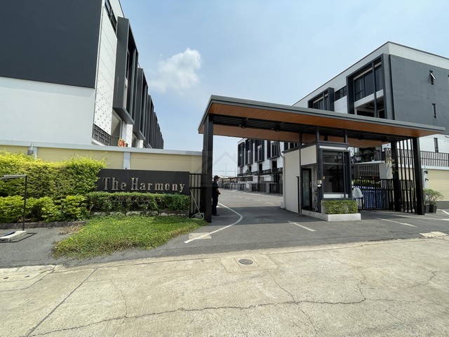 ให้เช่าโฮมออฟฟิศ 4 ชั้นหลังมุม 305 ตรม. The Harmoney รามอินทรา62 ใกล้แฟชั่นไอส์แลนด์ ใกล้รถไฟฟ้าสีชมพู *** ราคาเช่า 65,000 บาท/เดือน ติดต่อ::  ชยา โทร/ID Line:: 0942823961   Link Line:: https://line.me/ti/p/3xFA1An8Kcรหัส# T26-103โฮมออฟฟิศ 4 ชั้น The Harmoney รามอินทรา 62 ใกล้แฟชั่นไอส์แลนด์ เนื้อที่ 48.1 ตร.ว.พื้นที่ใช้สอย 305 ตร.ม. ไม่รวมพื้นที่ด้านข้างหน้ากว้าง 8.8 เมตร ลึก 21.5 เมตร 3 ห้องนอน 4 ห้องน้ำ3 ที่จอดรถระบบอินเตอร์เนต หลังคาจอดรถ หลังคาหล�