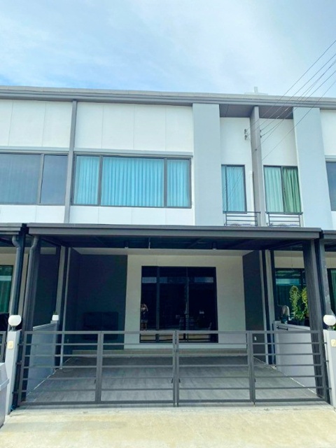 เมกาบางนา 1 กม. ทาวน์โฮมให้เช่า 2 ชั้น 3 นอน 2 น้ำ บางนา วงแหวน ม.รามคำแหง 2 3 กม. 17 ตร.วา. พื้นที่ใช้สอย 140 ตร.ม. จอดรถ 2 คัน 23,999 B-M. ใกล้ถนนบางนา-ตราด และสนามบินสุวรรณภูมิ เหมาะสำหรับอยู่อาศัย โฮมออฟฟิศ เดินทางสะดวก Airport Rail Link ทับช้างTownhome for rent 2 stories 3 bed 2 bath 1 km. from Mega Bangna near Bangna Outer Ring Road and Ramkhamhaeng University 2 3 km. land size 17 sq.wa. usable area 140 sq.m. 2 parking spaces rent 23,999 THB per month close to Bangna Trad Road and Suvarnabhumi Airport suitable for residential or home office convenient transportation near Airport Rail Link Thap Chang stationถนนคู่ขนานกาญ�