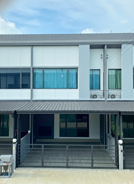 บางนา วงแหวน เมกาบางนา 1 กม. ซัมมิท วินด์มิลล์ กอล์ฟคลับ  ทาวน์โฮมให้เช่า 2 ชั้น 3 นอน 2 น้ำ ม.รามคำแหง 2 3 กม. 17 ตร.วา. พื้นที่ใช้สอย 140 ตร.ม. จอดรถ 2 คัน 23,998 B-M. ใกล้ถนนบางนา-ตราด และสนามบินสุวรรณภูมิ เหมาะสำหรับอยู่อาศัย โฮมออฟฟิศ เดินทางสะดวก Airport Rail Link ทับช้างBangna Outer Ring Road Mega Bangna 1km. Summit Windmill Golf Club Townhome for rent 2 stories 3 bed 2 bath   near  and Ramkhamhaeng University 2 3 km. land size 17 sq.wa. usable area 140 sq.m. 2 parking spaces rent 23,998 THB per month close to Bangna Trad Road and Suvarnabhumi Airport suitable for residential or home office conve