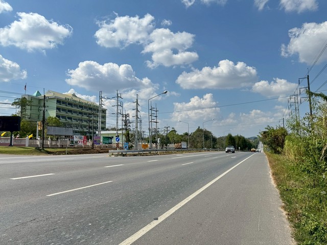 ขายที่ดินเปล่าจันทบุรีติดถนนสุขุมวิทขายที่หน้ามหาวิทยาลัยราชภัฏรําไพพรรณีต.แสลง อ.จันทบุรี จ.จันทบุรีรายละเอียด- เนื้อที่ 694 ไร่ 3 งาน 26.3 ตารางวา- โฉนดใบเดียวสถานที่ใกล้เคียง- หน้ากว้างติดถนนสุขุมวิทมุ่งหน้าไปตราด 400 ม.- มีถนนรอบด้าน ทั้ง 4 ด้าน- ติดสถานีวิทยุแห่งประเทศไทย- ตรงข้ามหน้ามหาวิทยาลัยราชภัฏรําไพพรรณีประตู 3ขายเพียงไร่ละ 2.2 ล้านสอบถามคุณปุ้ยTel : 062-5566954 (