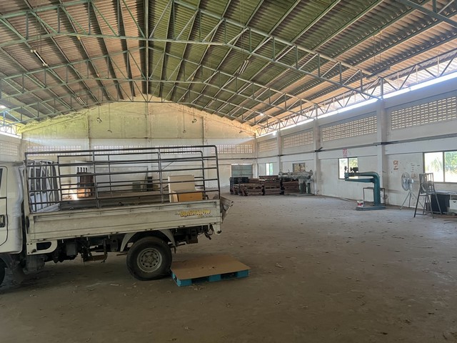 #ให้เช่าโรงงานบ้านบึงชลบุรี????ด่วน!!!ให้เช่า โรงงาน เนื้อที่ 1,000 ตารางเมตร????ติดถนน 344 บ้านบึง,ชลบุรี ♒ที่ดินผังสีม่วงลาย✅รายละเอียด:????ขนาดที่ดิน 2ไร่ ????พื้นที่โรงงาน 1,000 ต.รม  ????โรงงานมีใบอนุญาต รง 4.????ออฟฟิต 150ตรม 2ห้อง????มีห้องพักชั้น2   มีห้องนอน 3ห้อง ห้องน้ำ 2 ห้อง ห้องครัว 1 ห้อง????ไฟฟ้า 3 เฟสหม้อไฟ 160 kva (ฟรี!!)????น้ำประปา (จ่ายการประปา)????โรงงานส่วนตัวรั้วรอบขอบชิด????ห่างจากแหลมฉ