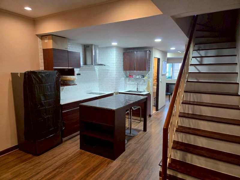 ขายคอนโดมิเนียมชิดลม สมคิดเพลส ซอยสมคิด ราคาดีที่สุดติดต่อ ผึ้งรติ 0619419639 ที่ตั้ง : อยู่ในซอยสมคิด แขวงลุมพินี เขตปทุมวัน จังหวัดกรุงเทพมหานคร 10330ขนาดพื้นที่ใช้สอย : 84 ตร.ม.รายละเอียดคอนโดแบบ 2 ชั้น duplex ชั้น 4-5 #ตกแต่งใหม่#พร้อมเข้าอยู่2 ห้องนอน2 ห้องน้ำคอนโดดูเพล็กซ์ทำเล Prime Location หลังเซ็นทรัลชิดลมย่านที่มีมูลค่าสูงและเป็นที่ต้องการมากที่สุดแห่งหนึ่งของกรุงเทพฯ-ออ�