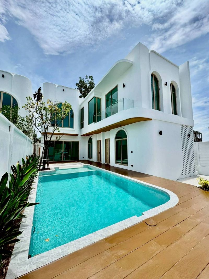 ขายพูลวิลล่าทะเลพัทยา  ขายพร้อมผู้เช่า3ปี  Yield 9%  ราคาดีทำเลดี ติดต่อผึ้งรติ 0619419639 ที่ตั้ง : ม.ปาล์มสปริง เมืองพัทยา  ตำบลหนองปรือ อำเภอบางละมุง ชลบุรี 20150ขนาดพื้นที่ใช้สอย : 350ตรมรายละเอียดพูลวิลล่าหรูมีระดับติดทะเล ที่พักในฝันที่ไม่ต้องรอให้ใครมาอิจฉา!ห้อง 1    เตียง 6 ฟุต  1 เตียง + เตียง 3.5 ฟุต 1 เตียง (มีห้องน้ำในตัวและอ่างน้ำ)ห้อง 2   เตียง 6 ฟุต  1 เตียง + เตียง 5 ฟุต 1 เตียง  (ม�