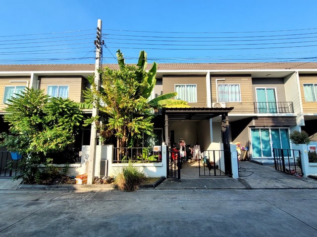  รหัสทรัพย์ (Code ID) :  PTT-26-B13626  ราคา   1,820,000 บาท (ราคาต่อรองได้) ▸ เนื้อที่   19.20 ตร.ว  พื้นที่ใช้สอย 91.20 ตารางเมตร   ▸ - ห้องนอน - ห้องน้ำ    ▸ 1 ที่จอดรถ   ทาวน์เฮ้าส์หันไปทางทิศ   พิกัดทรัพย์ :     https://maps.app.goo.gl/mH75cxTRynHKzccX9  สถานที่ใกล้เคียง ▸ใกล้บิ๊กซี ซูเปอร์เซ็นเตอร์ ไทรน้อย ▸ใกล้ตลาดน้ำไทรน้อย ▸ใกล้​โรงพยาบาลไทรน้อย ▸ใกล้ที่ว่าการอำเภอไทรน้อย  สอบถามเพิ่มเติม / นัดชม โทร. 097-419-5982(พลอย) โทร. 096-932-4624(ออมส�