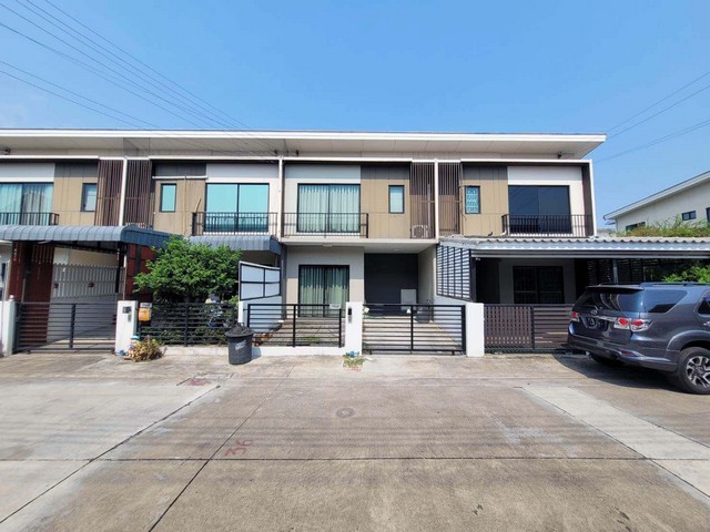  รหัสทรัพย์ (Code ID) :  PTT-26-B13647  ราคา   2,800,000 บาท (ราคาต่อรองได้) ▸ เนื้อที่   18.20 ตร.ว  พื้นที่ใช้สอย 97.85 ตารางเมตร   ▸ - ห้องนอน - ห้องน้ำ    ▸ 1 ที่จอดรถ   ทาวน์เฮ้าส์หันไปทางทิศ   พิกัดทรัพย์ :     https://maps.app.goo.gl/zgxM3nVBDh8eihKo6  สถานที่ใกล้เคียง ▸ใกล้เซ็นทรัล แจ้งวัฒนะ ▸ใกล้โรบินสัน ไลฟ์สไตล์ ศรีสมาน ▸ใกล้​โลตัส ติวานนท์ (ปากเกร็ด​) ▸ใกล้อิมแพ็ค อารีน่า  สอบถามเพิ่มเติม / นัดชม โทร. 097-419-5982(พลอย) โทร. 096-932-4624(ออมสิ�