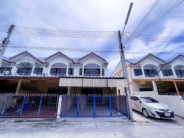     ขาย ทาวน์โฮม โครงการ ดอนเจริญวิลล่า     ถนน เทศบาล 4 ต.หนองตำลึง อ.พานทอง จ.ชลบุรี  ราคา 1,494,000  บาท (ต่อรองราคาได้เยอะมาก สนใจติดต่อเลย)  รายละเอียดบ้าน - เนื้อที่ 25 ตร.ว. - 2 ห้องนอน 2 ห้องน้ำ   - 1 ที่จอดรถ   สถานที่ใกล้เคียง   - บิ๊กซี นาป่า - โฮมโปร นาป่า  รหัสทรัพย์ (Code ID)  : PJ-26-CIMB 0693   สอบถามเพิ่มเติม / นัดชม โทร. 096-932-4624(ออมสิน) โทร. 097-419-5982(พลอย) Line : @panaya (มี@ด้านหน้า)  ปรึกษาสินเชื่อฟรี One Stop Service ดูแลตั้�