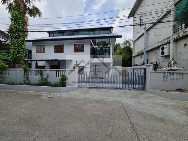 ให้เช่าบ้านเดี่ยว2ชั้นย่านโชคชัย4ลาดพร้าว ใกล้MRTโชคชัย4ใกล้นาคนิวาส ลาดพร้าววังหิน เลียบด่วนเหมาะทำโฮมออฟฟิศราคาเช่า 60,000 บาท / เดือน (สัญญาขั้นต่ำ2 ปี ประกัน 3 เดือน ล่วงหน้า 1 เดือน)ที่ตั้ง ถนนโชคชัย4 ซอยโชคชัย4 แขวง ลาดพร้าว เขตลาดพร้าว กรุงเทพมหานคร 10230ติดต่อ : คุณภัสพงณ์ 063-409-8164 , 081-398-7741Line : deedaa23เนื้อที่ 70 ตารางวา พื้นที่ใช้สอย 200 ตารางเมตร จำนวน 3 ห้องนอน 3ห้องน้ำ 2ห้องประชุ�