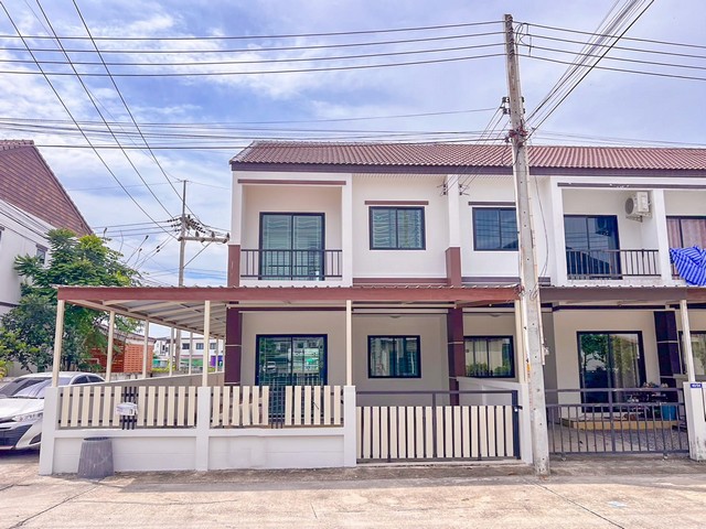    ขาย บ้านเดี่ยว โครงการ พานาวิว 5    ซอย หมู่ 6 ถนน มิตรภาพ  ต.สำนักบก อ.เมืองชลบุรี จ.ชลบุรี  ราคา 1,800,000   บาท (ต่อรองราคาได้เยอะมาก สนใจติดต่อเลย)  รายละเอียดบ้าน - เนื้อที่ 34.5 ตร.ว. -  3 ห้องนอน 2 ห้องน้ำ  -  1 ที่จอดรถ   สถานที่ใกล้เคียง   - เซ็นทรัล พลาซ่า ชลบุรี - มหาวิทยาลัยศรีปทุม - โฮมโปร อมตะนคร - แม็คโคร อมตะนคร  รหัสทรัพย์ (Code ID)  : PJ-26-CIMB 0388   สอบถามเพิ่มเติม / นัดชม โทร. 096-932-4624(ออมสิน) โทร. 097-419