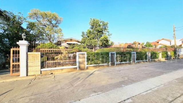 รหัสทรัพย์&nbsp; : 6992-1บ้านเดี่ยว 2 หลัง เนื้อที่รวม 387 ตร.วา ซอยติวานนท์ 48 ขายแยกได้&nbsp;ที่ตั้ง : ซอยติวานนท์ 46 และ 48 ถนนติวานนท์ ตำบลท่าทราย อำเภอเมืองนนทบุรี จังหวัดนนทบุรี 11000รายละเอียดทรัพย์&nbsp;- เนื้อที่รวม 387 ตารางวา- บ้านเดี่ยว 2 หลัง ตีทะลุถึงกัน (สามารถแบ่งซื้อ/แบ่งขายได้ โดยทางเจ้าของดำเนินการกั้นรั้วให้ฟรี)บ้านหลังที่ 1 (เข้าทางซอยติวานนท์ 46)-&nbsp;หน้าบ้านกว้างประมาณ 2