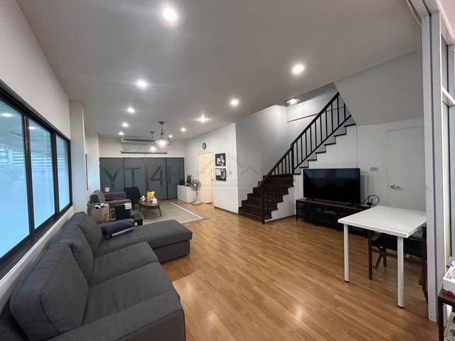 ให้เช่าโฮมออฟฟิส 3 ชั้นขนาดใหญ่ 48.5 ตรว. 5 ห้องนอน หมู่บ้านศรีวรา ทาวน์อินทาวน์ ใกล้เล่ียบด่วน  *** ราคาเช่า 32,000 บาท / เดือนติดต่อ:: ชยา โทร/ID Line:: 0942823961   Link Line:: https://line.me/ti/p/3xFA1An8Kcรหัส# T26-132โฮมออฟฟิส 3 ชั้นขนาดใหญ่ หมู่บ้านศรีวรา ทาวน์อินทาวน์ ใกล้เล่ียบด่วน  เนื้อที่ 48.5 ตารางวาหน้ากว้าง 6 x 12 เมตร5 ห้องนอน 5 ห้องน้ำแอร์ 4 ตัวจอดรถในบ้านได้ 2 คัน หน้าบ้านได้ 1-2 คันตกแต่งอย่างดี ชั้นล่างและชั้น 2 �