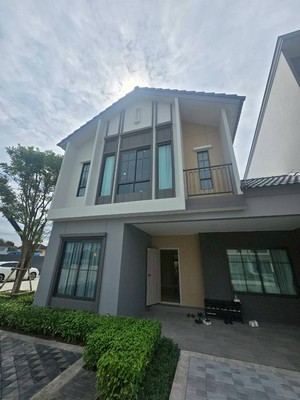 sss525 ขาย บ้านแฝด 2ชั้น เดอะ คอนเนค ปัญญา-รามอินทรา  The Connect Panya-Ramintra บ้านใหม่มือ1 ใกล้ Fashion Islandที่ตั้งซอยพระยาสุเรนทร์ 35 แขวงบางชัน เขตคลองสามวา กทม.บ้านแฝด 2 ชั้น หน้ากว้าง 8 ม. ที่ดินเริ่มต้น 35.7 ตร.ว. พื้นที่ใช้สอย 160 ตร.ม. ฟังก์ชันบ้าน 4 ห้องนอน 3 ห้องน้ำ 2 ที่จอดรถค่าส่วนกลาง 40/ตรว.แบบบ้าน unbanluxสิ่ งอำนวยความสะดวกClubhouse สระว่ายน้ำระบบเกลือ Fitness Co-Working Spaceสวนสาธารณะ สนามเด็ก เล่นลานออกกำลังกา