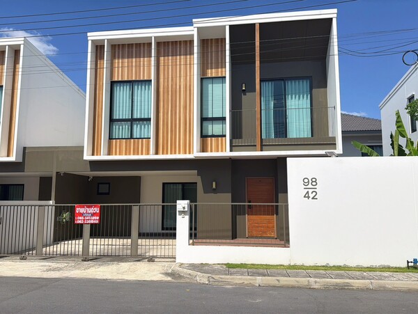  หมู่บ้านชานไม้ รังสิต–คลอง 3 บ้านแฝดสวย พร้อมอยู่ ฟังก์ชันครบ เหมาะสำหรับครอบครัว 