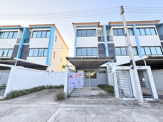  ขายทาวน์โฮม 3 ชั้น เดอะไพรเว่ ฮาวส์ กระทุ่มแบน 25.4ตรว. 3นอน 3น้ำ 2จอด ต่อเติมครบ ห่างโลตัสกระทุ่มแบนเพียง 2 นาที 