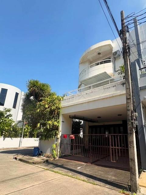 ให้เช่าทาวน์โฮม 5 ชั้น 220 ตร.ม. ซอยลาซาล 77 ย่านบางนา รีโนเวทใหม่ สไตล์ Modern Classic