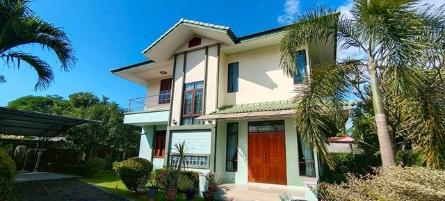 บ้านเดี่ยวให้เช่า 4 ห้องนอน | หมู่บ้านธนาวัลย์ รวมโชค เชียงใหม่ รายละเอียดบ้าน (Property Details)บ้านเดี่ยวในโครงการ บรรยากาศสงบ เป็นส่วนตัวที่ดินขนาด 120 ตารางวา4 ห้องนอน | 3 ห้องน้ำพื้นที่ใช้สอยกว้าง เหมาะสำหรับครอบครัวใหญ่ หรือชาวต่างชาติที่ทำงานในเชียงใหม่ ทำเลเด่น ใกล้สิ่งอำนวยความสะดวก (Prime Location)ใกล้ NIS เพียง 5 นาทีใกล้ โรงเรียนต้นกล้า เพียง 5 นาทีใกล้โลตัสรวมโชคใกล้ตล