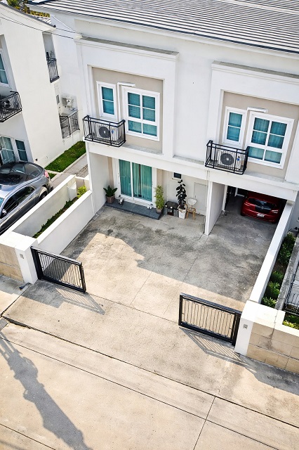 ลาดสวาย.ฟิวเจอร์พาร์ค รังสิต ม.ธรรมศาสตร์ ศูนย์รังสิต 3 กม.ทาวน์โฮมหลังมุมให้เช่า 3 นอน 2 น้ำ 28 ตร.ว เครื่องใช้ไฟฟ้าครบ 7-Eleven 350 ม. 