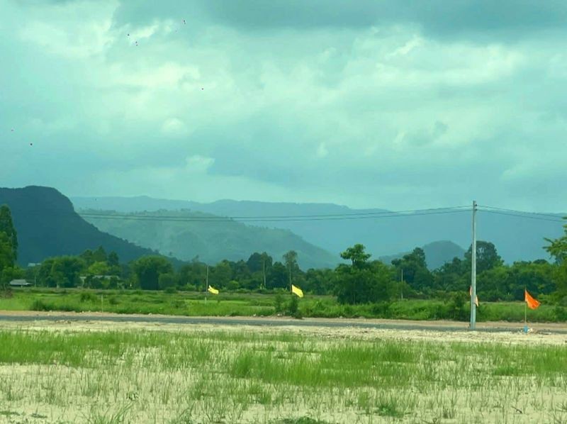 สนใจมาเที่ยวชมโทร ติดต่อ นกได้หลายช่องทางนะคะโทร. 061-494-9665โทร. 063-635-5651 (เบอร์นี้ไลน์เต็มค่ะ)ไลน์ไอดี : @nyland789(ไลน์คลิ๊กแล้วทักมาได้เลยค่ะ) https://lin.ee/R8sP0rj____________________________ที่สวยวิวเขา ใกล้ รร.นายร้อยจปร. 200 ตรว. 9.9 แสนต.พรหมณี อ.เมืองนครนายกโฉนดครุฑแดงพร้อมโอนที่สวยถมนานแล้ว มี 2 แปลงติดกันซื้อแปลงเดียวหรือทั้งสองก็ได้ค่ะ รูปที่สี่เหลี่ยมผืนผ้าสวย หน้ากว้างติดถนนคอนกรีต แปลงละประม