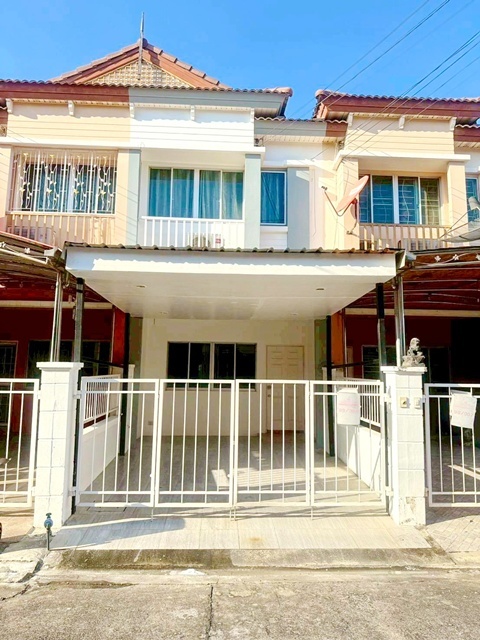 ตลาดไท 2.5 กม. ตลาดไอยรา 2.8 กม.  ม.กรุงเทพ 2 กม.บ้านรีโนเวทให้เช่า 2 นอน 2 น้ำ รังสิต  18 ตร.วา. 144 ตร.ม.