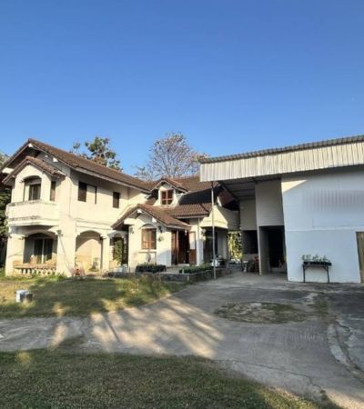 ขาย 6.5 ล้านบาท*ที่ดินพร้อมสิ่งปลูกสร้าง 408 ตร.ว.ใกล้ถนนหลัก + รร.นานาชาติ 500 ม.ถ.วงแหวนรอบ 2 เชียงใหม่เจ้าของต้องย้ายไปกรุงเทพ ขายต่ำกว่าราคาประเมินมาก .ขนาดที่ดิน 408 ตารางวาราคาขายเพียง 6.5 ล้านบาทราคาประเมิน 9.8 ล้านบาท (ต่างเกือบ 3.3 ลบ.).ทำเลเดินทางสะดวก• เข้า–ออกได้ 3 ทาง• ห่างถนนซุปเปอร์ไฮเวย์เพียง 300 ม.• ไฟฟ้า 3 เฟส พร้อมใช้งานเหมาะทำ โกดัง / ออฟฟิศ / ที่อยู่อาศัย / โฮมออฟ�