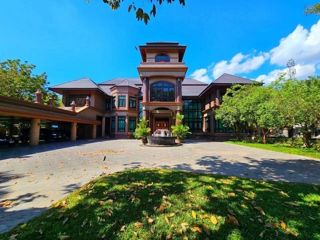 ขายคฤหาสหรูในตัวเมืองศรีราชา ตกแต่งเฟอร์นิเจอร์ด้วยไม้สัก แหลมฉบัง อ.ศรีราชา ชลบุรี