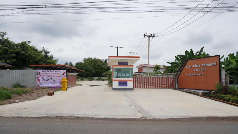 ขาย/เช่าโรงงานพร้อมบ้าน จ.เพชรบูรณ์ (ยินดีรับนายหน้า)ที่ตั้ง : 6/2 หมู่8  ต.สะเดียง อ.เมือง จ.เพชรบูรณ์https://goo.gl/maps/FRJHWA5syACzSZB26ขนาดเนื้อที่ :  3 ไร่ 1 งาน 60 ตรว.รายละเอียดตัวบ้าน 3 ห้องนอน 2 ห้องน้ำ 1 ครัว 1 รับแขก 1 นั่งเล่น ต่อเติมด้านข้างและด้านหลังมีใบอนุญาตประกอบกิจการโรงงานสถานที่ใกล้เคียง- บจก. พนัชกร คอสเมติกส์ ไทยแลนด์- โรงแรมสบายดีเพลส- ฟาร์มสุขของยุ้ยราคาขาย : 18,000,000 บาทราคาปล