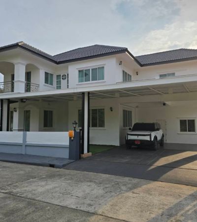 ให้เช่า 50,000/เดือน*พูลวิลล่า แยกหลุยส์บ้านพูลวิลล่า 2 ชั้น วงแหวนรอบ 3 เชียงใหม่ติดถนนใหญ่ ไม่ต้องเข้าซอย ข้างบ้านไม่ติดใคร เป็นส่วนตัว เดินทางสะดวกมาก.รายละเอียดบ้าน• บ้านพูลวิลล่า 2 ชั้น ในโครงการ• ที่ดิน 170 ตร.วา• พื้นที่ใช้สอย 500 ตร.ม.++• บ้านหันหน้า ทิศตะวันออก• 4 ห้องนอน | 5 ห้องน้ำ (มีอ่างอาบน้ำ 2 ห้อง)• ห้องนอนชั้นล่าง พร้อมห้องน้ำในตัว (มีอ่าง)• ห้องนอนใหญ่ Walk-in Closet 