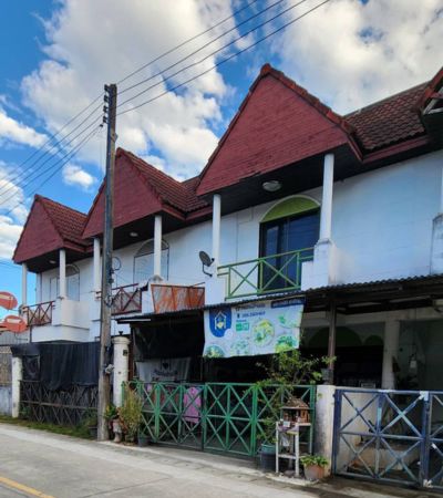 ขาย 970,000 บาท*ทาวน์เฮ้าส์ 2 ชั้น แยกหลุยส์ต.ต้นเปา อ.สันกำแพง เชียงใหม่ห่างถนน วงแหวนรอบ 3 เพียง 80 ม. ตรงข้ามร้านนพดลพาณิชย์ใกล้โครงการบ้านจัดสรรหลายโครงการ ทำเลมีอนาคต.• จอดรถในบ้าน 1 คัน + หน้าบ้าน/ฝั่งตรงข้ามจอดได้หลายคัน• ที่ดิน 22 ตร.ว.• 2 ห้องนอน | 2 ห้องน้ำ (ต่อเติมเพิ่มได้อีก 1 ห้อง)• ห้องนอน มีระเบียงทั้ง 2 ห้อง• ห้องรับแขก• ห้องรับประทานอาหาร• ครัวไทย + ครัวฝรั่ง• �