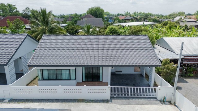 ขายบ้านเดี่ยวพื้นที่กว้าง 60 ตร.ว. @ขัวมุง สารภี เชียงใหม่สวย คุ้ม หายากในย่านนี้ เพียง 2.19 ล้านบาท (ฟรีค่าโอน!)บ้านเดี่ยวสร้างใหม่ ฟังก์ชันครบ ตอบโจทย์การอยู่อาศัยจริง บนทำเลศักยภาพ ต.ขัวมุง อ.สารภี เชื่อมต่อ บ้านถวาย และโซนหางดงได้สะดวก ในราคาที่หาแทบไม่ได้อีกแล้วสำหรับเนื้อที่ระดับนี้ จุดเด่นที่ทำให้ “ต้องจอง”เนื้อที่กว้าง: 60 ตร.ว. | พื้นที่ใช้สอยประมาณ 120 ตร.