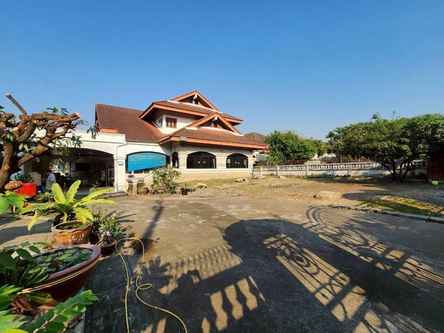 #บ้านเดี่ยวคฤหาสน์#ขายที่ดินบ้านซอยทานสัมฤทธิ์32#บ้านเดี่ยวติวานนท์พร้อมอยู่ #บ้านสวน#บ้านเดี่ยวนนทบุรีเนื้อที่ 240 ตรว. หน้าหว้าง 50 เมตรราคา 25,000,000 บาทบ้านเดี่ยว 2 ชั้น  6 ห้องนอน 3 น้ำ 3 ห้องรับแขก  1 ห้องอาหาร 1 ครัว จอดรถ 5 คัน  ห้องแม่บ้านห้องครัวแยกออกจากตัวบ้าน  ห้องนอนแม่บ้าน 4 ห้อง  ห้องน้ำ 2 ห้อง พื้นข้างล่างแกรตนิต พื้นชั้นบนปาเก้ไม้ห้องทุกห้องบิ้วอินม.นนท์นคร  ถ�