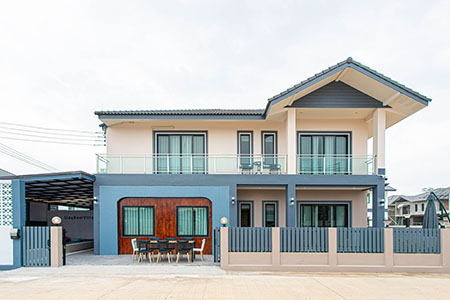 ขายบ้านพูลวิลล่า ใกล้สี่แยกหนองจ๊อม (ลิขิตชีวัน)ใกล้มีโชคพลาซ่า พื้นที่ดิน 80 ตารางวาพื้นที่ใช้สอย 350 ตารางเมตร4 ห้องนอน 1  ห้องทำงาน 5 ห้องน้ำ มี 3 ห้องนอนเป็น master bedroomสระน้ำเกลือพื้นที่ขนาด 4 * 7เมตรความลึกของจะเป็นแบบเนินสโลปจุดที่ลึกที่สุดคือ 150 เมตรเฟอร์นิเจอร์ทั้งหลัง 1 ครัวนอก + 1 ครัวไทย2 ที่จอดรถห้องนั่งเล่น 2 ห้องราคาขาย 8.5  ล้าน ค่าโอนทั้งหมดคนละครึ่ง