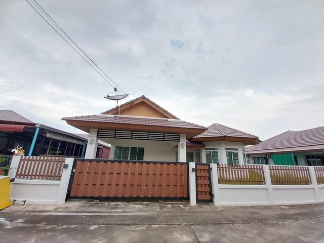  ขาย ทาวน์โฮม โครงการ แกรนด์เซ็นทรัล พาร์ค 4  เดินทางเข้า-ออกได้หลายเส้นทาง อาทิ ถนนชลบุรี-บ้านบึง ถนนมอเตอร์เวย์ ชลบุรี-พัทยา