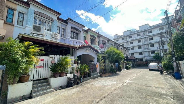 หมู่บ้านบุศรินทร์ ปิ่นเกล้า-พุทธมณฑลสาย 4 ถ.พุทธมณฑลสาย 4 สามพราน นครปฐมรายละเอียด-เนื้อที่ 18 ตารางวา-พื้นที่ใช้สอย 100 ตารางเมตร-2 ห้องนอน 2 ห้องน้ำ 1 ห้องครัว 1 ห้องนั่งเล่น-1 ที่จอดรถ-ใกล้เดอะโฟร์ท มหาวิทยาลัยมหิดล ศูนย์การแพทย์กาญจน ดูโฮม เพชรเกษม-โครงการตั้งอยู่กลางเมืองรายล้อมท่ามกลาง สิ่งอำนวยความสะดวก-มีรปภ.-สระว่ายน้ำ-สวนสาธารณะ-สนามเด็กเล่น   *** ทำเลดี สถา�