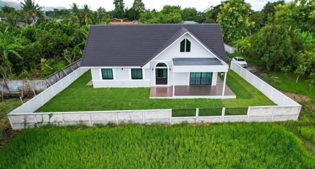 บ้านสวย บรรยากาศดี #โซนสันกำแพง ขาย 6 ล้าน 215 ตรว. #ร้องวัวแดง #วิวทุ่งนา บรรยากาศดีมาก บริเวณบ้านกว้างขวาง ปูหญ้ารอบบ้าน อยู่ในแหล่งชุมชน