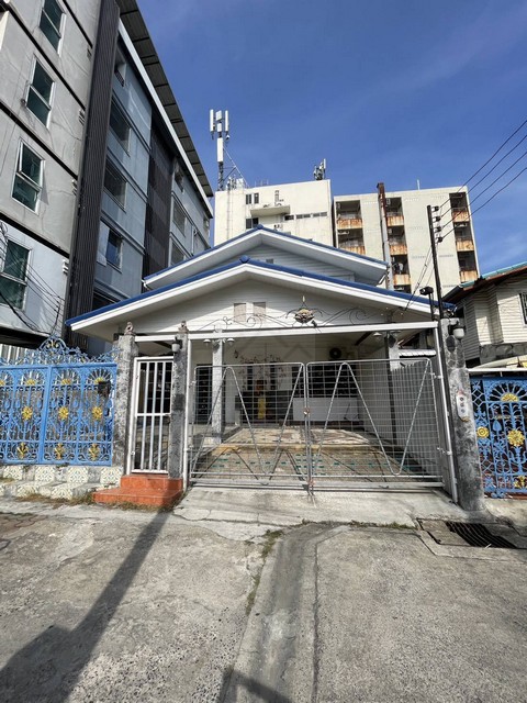 ให้เช่าบ้านเดี่ยว 2 ชั้น 50 ตรว. 5 ห้องนอน รัชดาภิเษก ซอย7 ใกล้ MRT ศูนย์วัฒนธรรม จดทะเบียนบริษัทได้ เลี้ยงสัตว์ได้