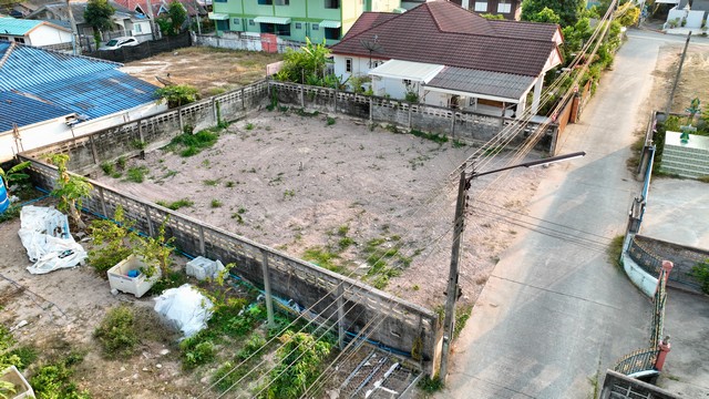 ขายที่ดิน 100 ตารางวา ขายที่ดินใจกลางศรีราชา ขายที่ดินใกล้อัสสัมชัญศรีราชา ชลบุรี ถนนศรีราชา-หนองยายบู่ ถนนเก้ากิโล ทำเลดี เข้าออกตัวเมืองศรีราชาง่ายมาก ขายที่ดินแปลงสวย 100 ตร.วา ใจกลางศรีราชา (หนองยายบู่ - เก้ากิโล)ทำเลดี สภาพพร้อมสร้างบ้านทันที ไม่ต้องทำอะไรเพิ่ม!​พื้นที่: 100 ตร.วา (รูปทรงสี่เหลี่ยมจัตุรัส สวยมาก)​ความพร้อม: ล้อมกำแพงสูง 2 เมตรให้แล้ว 3 ด้าน​ส