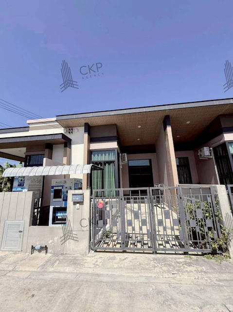 ขายด่วน ทาวน์เฮาส์ แสนมณี 16 พานทอง ต่อเติมแล้ว ใกล้โรบินสันไลฟ์สไตล์ ชลบุรี ไม่ไกลจากตัวเมือง พร้อมเข้าอยู่ ต.บางนาง อ.พานทอง ชลบุรี ติดต่อสอบถามได้ค่ะรายละเอียด (Description)- ขนาด 22.5 ตร.วา- พื้นที่ใช้สอย 73 ตร.ม.- บ้านชั้นเดียว- 2 ห้องนอน 1 ห้องน้ำ- เครื่องปรับอากาศ 2 เครื่อง- ที่จอดรถ 1 คันการเดินทาง- ถนนบ้านเก่า  2.3 กิโลเมตร- ทางคู่ขนานถนนสุขุมวิท  4.1 กิโลเมตร- ถนนศุขประยูร  9.6 กิโ