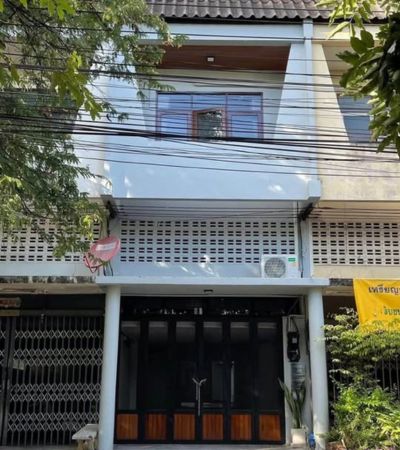 ให้เช่า 18,000/เดือน*ทาวน์โฮม สไตล์คาเฟ่ โซนวัดเกต – สันป่าข่อยห่าง สถานีรถไฟเชียงใหม่ เพียง 300 เมตร.รายละเอียดบ้าน• ทาวน์โฮมดีไซน์คาเฟ่• 2 ห้องนอน | 3 ห้องน้ำห้องนอนทุกห้อง มีห้องน้ำในตัว• ห้องนั่งเล่น และห้องครัว แยกเป็นสัดส่วน• เฟอร์นิเจอร์ ครบ พร้อมเข้าอยู่.ออกแบบโดย สถาปนิก บรรยากาศเงียบสงบ แต่ใช้ชีวิตสะดวกรอบบ้านมีร้านกาแฟและร้านอาหาร เดินถึงได้ .ทำเล• ห�