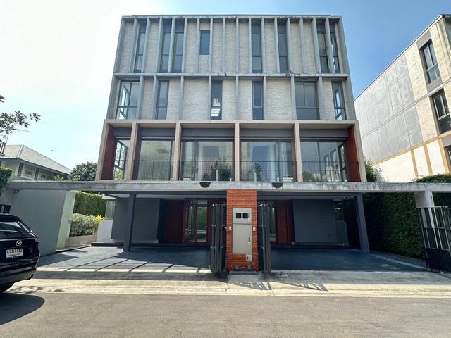 ขายทาวน์โฮมหรู เทพา รามคำแหง 118  Dhepa Ramkhamhaeng 118ที่ตั้งซอย รามคำแหง 118 แขวงสะพานสูง เขตสะพานสูง กรุงเทพมหานคร 10240รายละเอียด-เนื้อที่ 36.4ตร.ว.-พื้นที่ใช้สอย 245 ตร.ม-พื้นที่สวนหลังบ้านส่วนตัว สไตล์ Courtyard-ห้องนอน Master เต็มพื้นที่ทั้งชั้น-ภายในบ้านมี 3 ห้องนอนขนาดใหญ่ พร้อมห้องน้ำในตัว-ห้องนั่งเล่น ห้องทานอาหาร เชื่อมต่อกัน พร้อมเพดานสูงโปร่ง Double Height Ceiling 5.2 เมตร-พื้นที่ชั้นลอยแบบ Duplex �