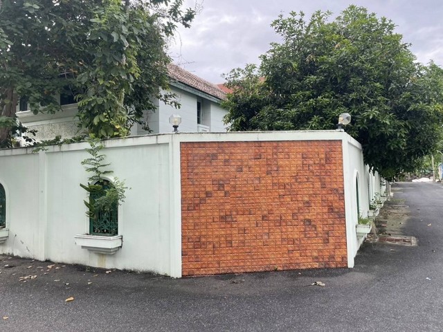 ขายที่ดินพร้อมบ้านเดี่ยว 2 ชั้นหลังมุม 100 ตรว. สุขุมวิท 71 ปรีดีพนมยงค์ 42 เหมาะรีโนเวทอยู่เอง หรือลงทุน ทำเลศักยภาพ