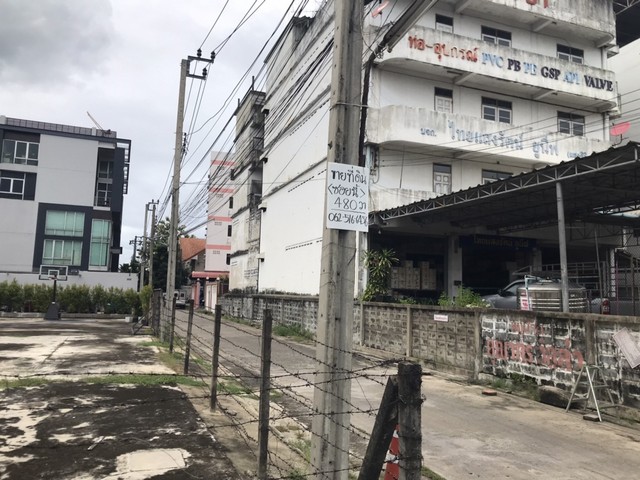 ขายที่ดินใจสวย กลางอ่อนนุชซอย 55-3 ขนาด 342-480 ตร.ว.ห่างถนนอ่อนนุชเพียง 120 เมตรรายละเอียดที่ดิน:•ขนาดใหญ่: 957 ตารางวา โฉนด 3 แปลง หน้ากว้าง 70 เมตร ลึก 70 เมตร•ทำเลทอง: อยู่ในซอยอ่อนนุช 55-3 เข้ามาเพียง 120 เมตร เงียบสงบ สะดวกสบายในการอยู่อาศัย•เดินทางง่าย: ห่างถนนใหญ่เพียง 120 เมตร เชื่อมต่อใกล้ถนนพัฒนาการ ถนนศรีนครินทร์•ใกล้ทุกสิ่ง: ห้างสรรพสินค้า, โรงเรียน, โรงพยาบาล และร้าน�