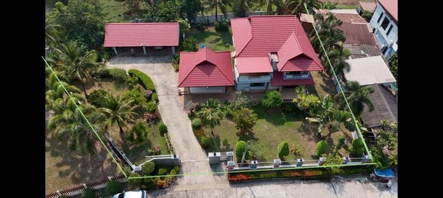 ขายบ้าน 2 ชั้น ในเมืองหนองคาย    บ้านพร้อมที่ดิน 1 ไร่ 21 ตรว.   บ้านชั้นล่าง มีโรงจอดรถ ได้3 คัน ,ศาลานั่งเล่นนอกบ้าน ,ระเบียงนั่งเล่นหน้าบ้าน    บ้านชั้นล่างภายใน มี 1 ห้องโถงรับแขก ,1 ครัวบิ้วอินไม้แท้ ,ห้องนอนและห้องน้ำในตัว ,ห้องน้ำติดห้องครัวอีก 1 ห้อง    ชั้นสอง มี 3 ห้องนอน,1 ห้องพระ , Master bedroom มีห้องน้ำในตัวและระเบียงส่วนตัวชมวิวสวนหน้าบ้าน , ห้องพระติดกับระเบียงใหญ่ส�