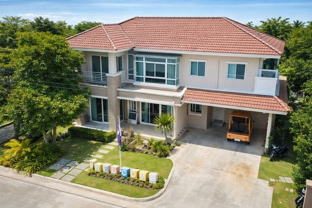 มอเตอร์เวย์ พลูวิลล่า ให้เช่าคฤหาสน์ใหญ่มาก 4นอน ร่มเกล้า สุวรรณภูมิ ซอยมิสทีน RIS Sunroof รับแสงธรรมชาติ 3น้ำ วิวติดสระว่ายน้ำ 70ตร.ว.