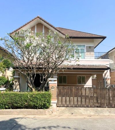 ขาย 9.9 ล้านบาทดิเอธิน่า กุลพันธ์วิลล์ 14บ้านเดี่ยว ใกล้สนามบินระดับลักชัวรี ถ.มหิดล บนทำเล Primeซอย ปตท.มหิดล – ใกล้เมือง เป็นส่วนตัวสุดๆบ้านที่ “ผู้บริหาร & Expat ตัวจริง” เลือกอยู่ .รายละเอียดบ้าน• บ้านเดี่ยว 2 ชั้น• ที่ดิน 95 ตร.วา• พื้นที่ใช้สอย 330 ตร.ม.• 4 ห้องนอน | 4 ห้องน้ำชั้นบน 3 ห้องนอน มีห้องน้ำในตัวทุกห้อง• ห้องแม่บ้านชั้นล่าง• 1 ห้องรับแขก• 1 ห้องครัว• ที่จอดรถ 2 คัน