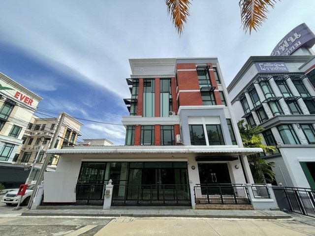 BRA605 ให้เช่าอาคารออฟฟิศ 4 ชั้น โครงการบ้านกลางกรุง บางนา-ตราด กม.3 พื้นที่600 ตรม. ใกล้ เซ็นทรันบางนาสนใจติดต่อ คุณสราวุฒิ : 0994108945Line : 0994108945พื้นที่ใช้สอยประมาณ 600 ตร.ม.จอดรถรอบอาคารได้ ~8 คันใกล้รถไฟฟ้า BTS สถานีบางนาตรงข้าม Central Bangna, ทางพิเศษบูรพาวิถีใกล้รถไฟฟ้า BTS สถานีบางนาติดริมถนนใหญ่ ถ.บางนา-ตราด (กม 3 ฝั่งขาเข้าเมือง) ค่าเช่า 150,000 บาท/เดือน ซอย บางนา-ตราด 42 แขวงบางนาใต้ เขตบางนา