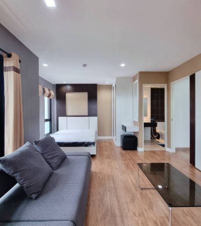 ให้เช่า 18,000/เดือน*The Next condo 3 ห้องหัวมุม 2 ห้องนอนใกล้ ห้างเซ็นทรัล 7 นาทีอยู่สบาย ทำงานสะดวก ได้พื้นที่มากกว่าคอนโดทั่วไป.รายละเอียดห้องขนาดใหญ่พิเศษ 76 ตร.ม.ห้องหัวมุม ชั้น 6 ตึก A – เป็นส่วนตัว ลมดี วิวสวย2 ห้องนอน | 2 ห้องน้ำเฟอร์นิเจอร์ครบ พร้อมอยู่ครัวแยก / พื้นที่นั่งเล่นกว้าง / มีระเบียง.สถานที่สำคัญใกล้เคียงเทสโก้ โลตัส รวมโชค – 5 นาทีมีโชคพลาซ่า – 3 นาทีเซ็นทรัลเฟ�