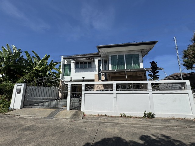 ขายบ้านเดี่ยว 2ชั้น พัฒนาการ – ศรีนครินทร์ หมู่บ้านเคหะนคร ซอยพัฒนาการ ทำเลดี ใกล้เมือง เดินทางสะดวก เหมาะทั้งอยู่อาศัยและทำโฮมออฟฟิศ รายละเอียดบ้าน : •บ้านเดี่ยว 2 ชั้น •เนื้อที่ 54 ตารางวา •พื้นที่ใช้สอย 185 ตารางเมตร •4 ห้องนอน | 3 ห้องน้ำ •จอดรถได้ถึง 6 คัน •เครื่องปรับอากาศ 6 เครื่อง •เฟอร์นิเจอร์ บิ้วอิน + ลอยตัว •บ้านหัน ทิศใต้ อยู่สบาย ลมดี แดดไม่ร้อน ทำเลศักย�