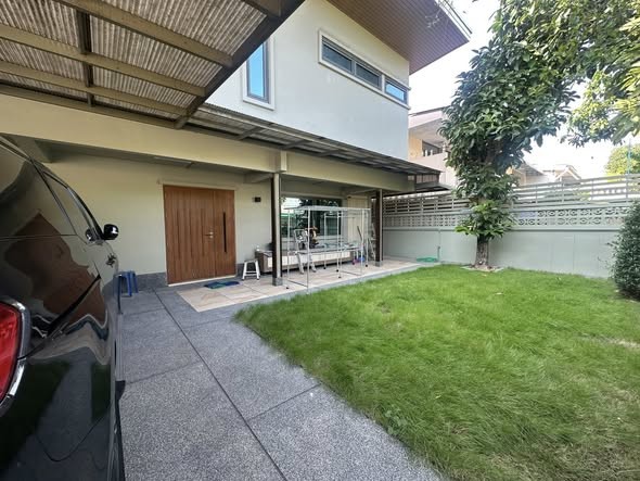 ให้เช่าบ้านเดี่ยวสุขุมวิท71ซอยปรีดีพนมยงค์45ใกล้BTSเอกมัยเพียง15นาที58ตร.ว3นอน3น้ำแอร์5เครื่องเฟอร์บางส่วนเช่า 80,000บาท/เดือน ถ.ปรีดีพนมยงค์45รายละเอียด- มี 3 ห้องนอน 3 ห้องน้ำ และห้องแม่บ้านพร้อมห้องน้ำ 1 ห้อง- พื้นที่ 58 ตารางวา 220 ตารางเมตร-เครื่องปรับอากาศ 5 เครื่อง เฟอร์นิเจอร์บางส่วน-ที่จอดรถ 2 คันในบ้านสถานที่ใกล้เคียง• โรงพยาบาลสมิติเวช / โรงพยาบาลกรุงเทพ• โรงเรีย