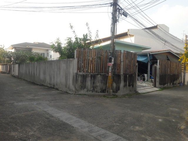 ขายบ้านเดียว ชั้นเดียว  82 ตร.ว. ในซอยจรัญฯ 50/1 ใกล้สถานีรถไฟฟ้า สายสีน้ำเงิน  ติดต่อ คุณแดน 08392954262 ห้องนอน 1 ห้องน้ำ  1 ห้องอาบน้ำ1 ห้องโถง5  จอดรถ ในรั้วบ้านทำเล :  ถนนจรัญสนิทวงค์ ต.บ้านปูน อ. บางกอกน้อย  จ.กรุงเทพมหานคร ราคาขาย  6,800,000 บาทสถานที่ใกล้เคียง- เซ็นทรัล ปิ่นเกล้า- โลตัส ปิ่นเกล้า- พาต้า ปิ่นเกล้า- เมเจอร์ ปิ่นเกล้า- ตั้งฮั่วเส็ง- รพ.หู ตา คอ จมูก- รพ.วชิร- ราชภัฎสวนดุส�